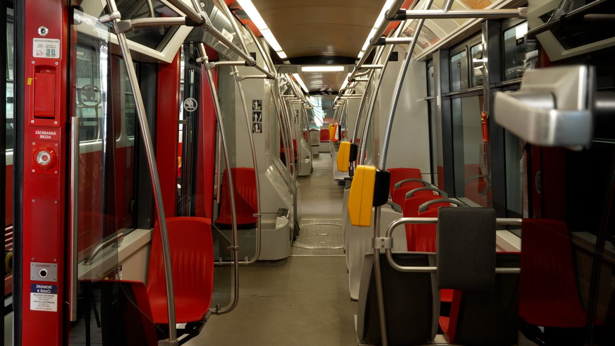 V Praze se srazily tramvaje, jedna vykolejila